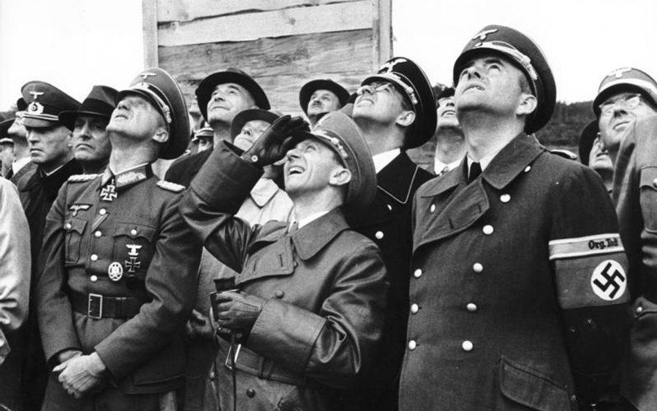 Joseph Goebbels (w środku) podczas wizyty w Peenemunde w 1943 r.