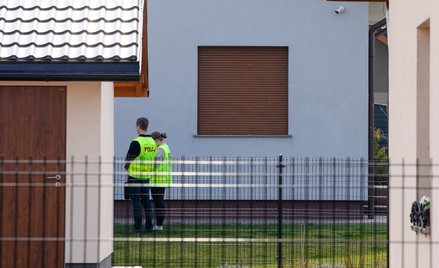 Policja przed budynkiem mieszkalnym w Prusicach, w którym strażnik więzienny zastrzelił teściową i c