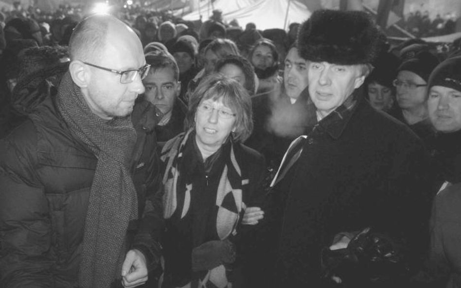 Na zdjęciu: Arsenij Jaceniuk i Catherine Ashton wśród protestujących na kijowskim majdanie, 10 grudn