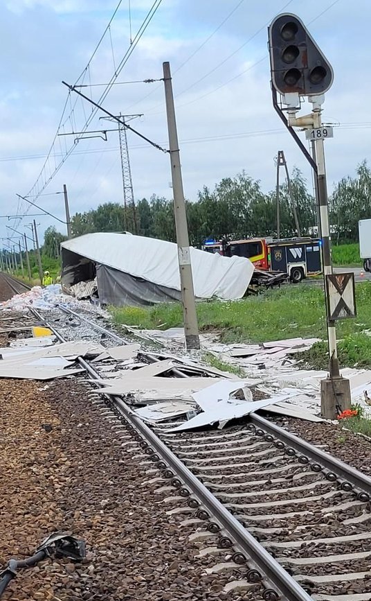 Wypadek na przejeździe kolejowym na trasie Ożarów Mazowiecki - Błonie