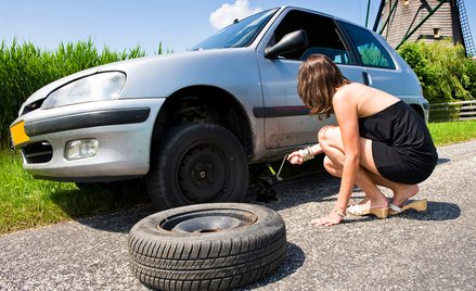 Większość kierowców nie radzi sobie z przebitą oponą na drodze