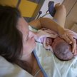 Kobiety mają rodzić młodo i siłami natury. Taki plan ma rząd