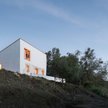Dom stoi w andaluzyjskiej wsi Sanlúcar de Guadiana nad rzeką, która wyznacza granicę między Hiszpani