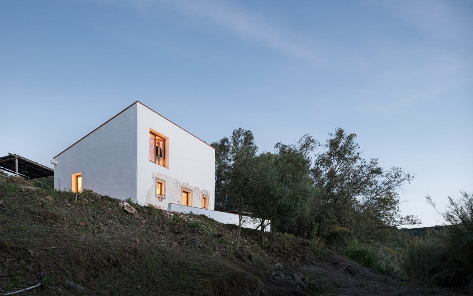 Dom stoi w andaluzyjskiej wsi Sanlúcar de Guadiana nad rzeką, która wyznacza granicę między Hiszpani