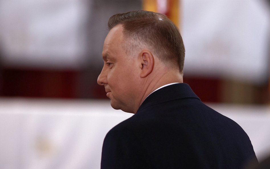 Andrzej Duda odzyskuje zaufanie. Traci Tusk