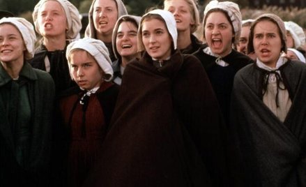 Kadr z filmu „Czarownice z Salem” z Winoną Ryder
