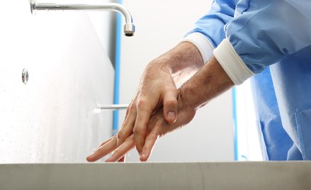 Niezaszczepiony medyk od marca ryzykuje zwolnieniem z pracy