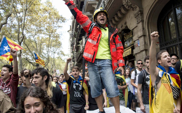 Jedynie 41 proc. Katalończyków chce niepodległości. Ale tylko oni są widoczni, reszta milczy