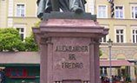 Pomnik Aleksandra Fredry we Wrocławiu, pod którym o godz. 14 zbiorą się frankowicze