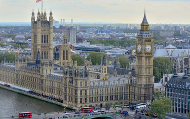 Londyn: Uderzył w barierkę przed brytyjskim parlamentem. Ranni piesi