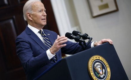 Biden chce „wycisnąć” Rosję. Nowe cła i zakaz wódki, kawioru i diamentów