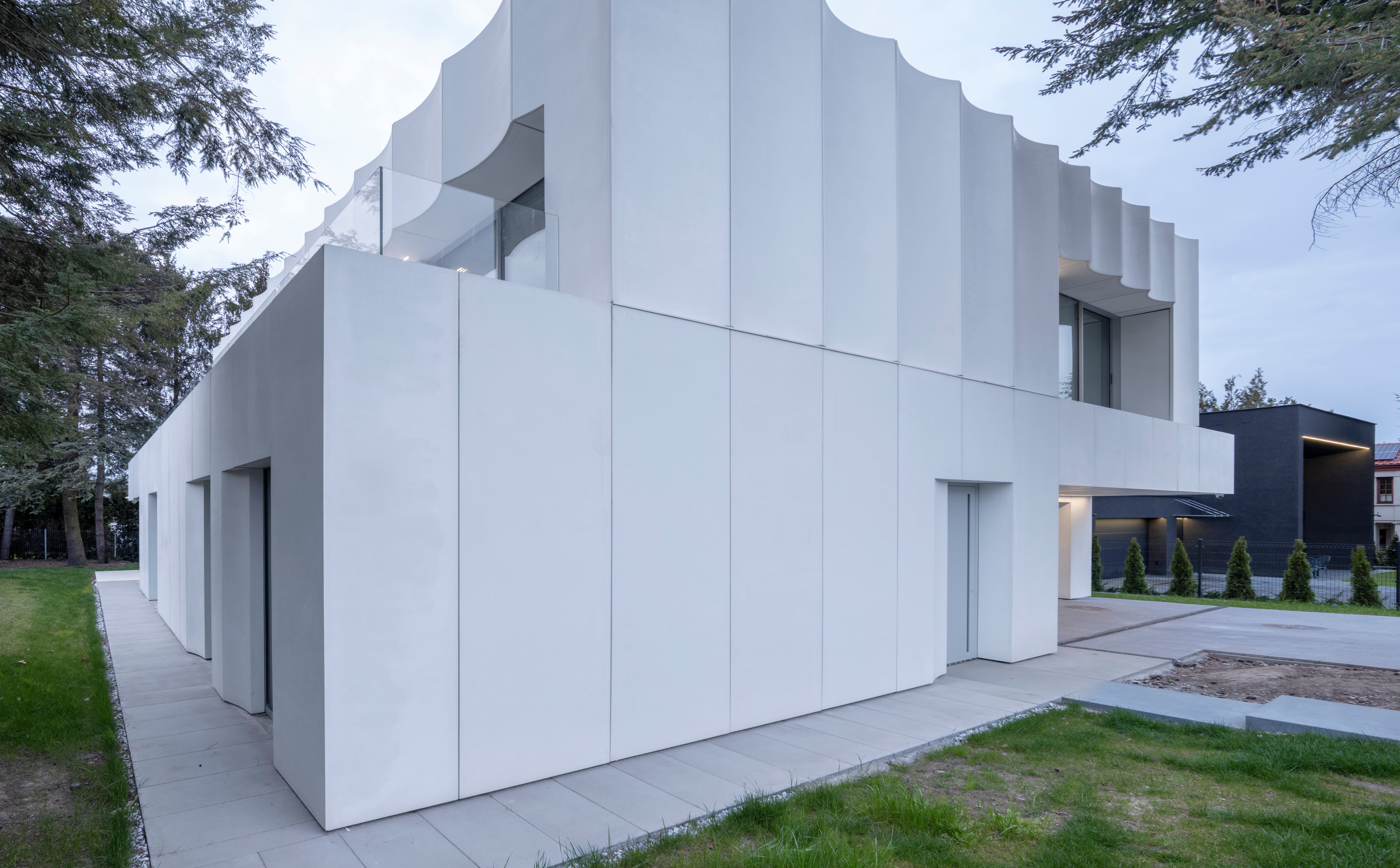 Dom jak bryła lodu. Minimalistyczna willa na „krakowskim Beverly Hills”