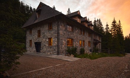 Wyróżniony dwoma kluczami EN Hotel mieści się w Kuźnicach pod Zakopanem