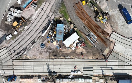 Widok z drona, po lewej stronie kadru oddane du użytkowania nowe tory łączące ulice Grójecką i Towar