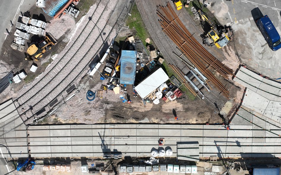 Widok z drona, po lewej stronie kadru oddane du użytkowania nowe tory łączące ulice Grójecką i Towar