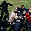 Pacyfikacja pokojowych niedzielnych protestów w Mińsku przypomniała Białorusinom brutalne działania 