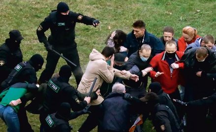 Pacyfikacja pokojowych niedzielnych protestów w Mińsku przypomniała Białorusinom brutalne działania 