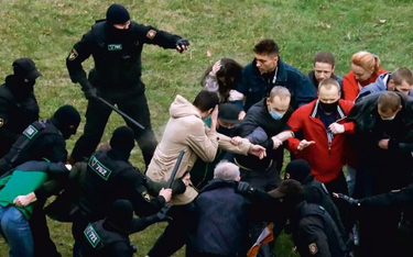 Pacyfikacja pokojowych niedzielnych protestów w Mińsku przypomniała Białorusinom brutalne działania 
