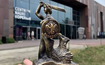 Wszyscy laureaci Nagrody otrzymają statuetkę Syreny Warszawskiej, oznakę Nagrody do wpięcia oraz dyp