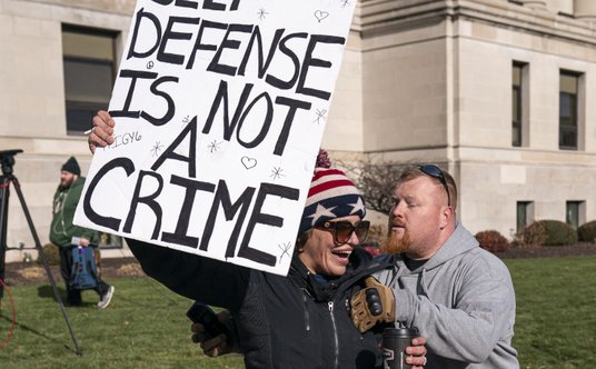 Kobieta popierająca umiewinnienie Kyle'a Rittenhouse'a przed sądem w miejscowości Kenosha trzyma tra