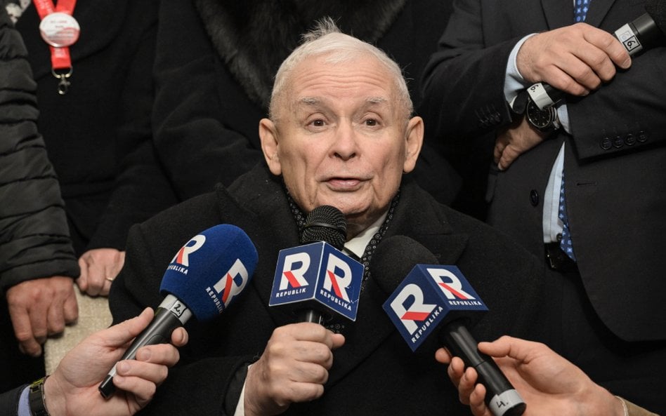 Prezes PiS Jarosław Kaczyński przed siedzibą Trybunału Konstytucyjnego w Warszawie