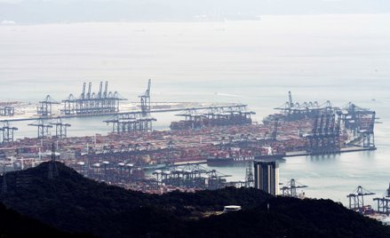 Jak amerykańskie taryfy celne uderzają w Chiny