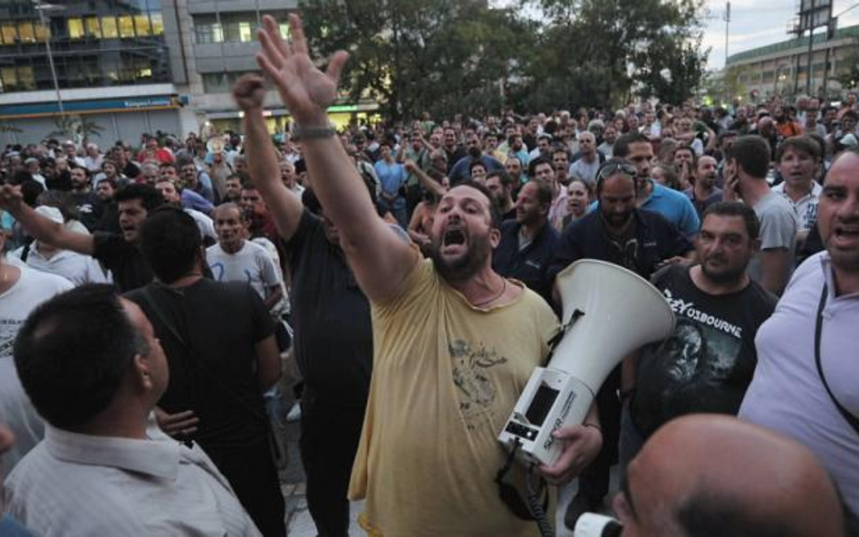 W Atenach prawie nie ma dnia bez demonstracji. Na zdjęciu: stoczniowcy przed siedzibą policji domaga