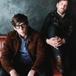 Patrick Carney, perkusista (z lewej), i Dan Auerbach, gitarzysta i wokalista. The Black Keys wystąpi