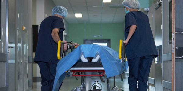 Ochrona zdrowia. Rząd gasi pożar płacowy, ale system płonie dalej