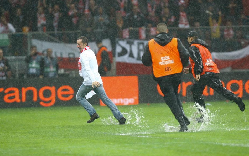 Ze względu na ulewę zaplanowany na wtorek mecz Polska - Anglia trzeba było przełożyć o jeden dzień.