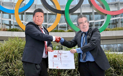 Protestujący przeciwko igrzyskom w Pekinie przed siedzibą MKOl w Lozannie nosili maski z podobiznami