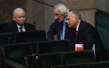 Jarosław Kaczyński (na zdjęciu z Ryszardem Terleckim i Markiem Suskim) coraz słabiej kontroluje włas