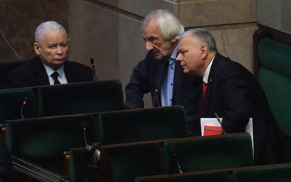 Jarosław Kaczyński (na zdjęciu z Ryszardem Terleckim i Markiem Suskim) coraz słabiej kontroluje włas