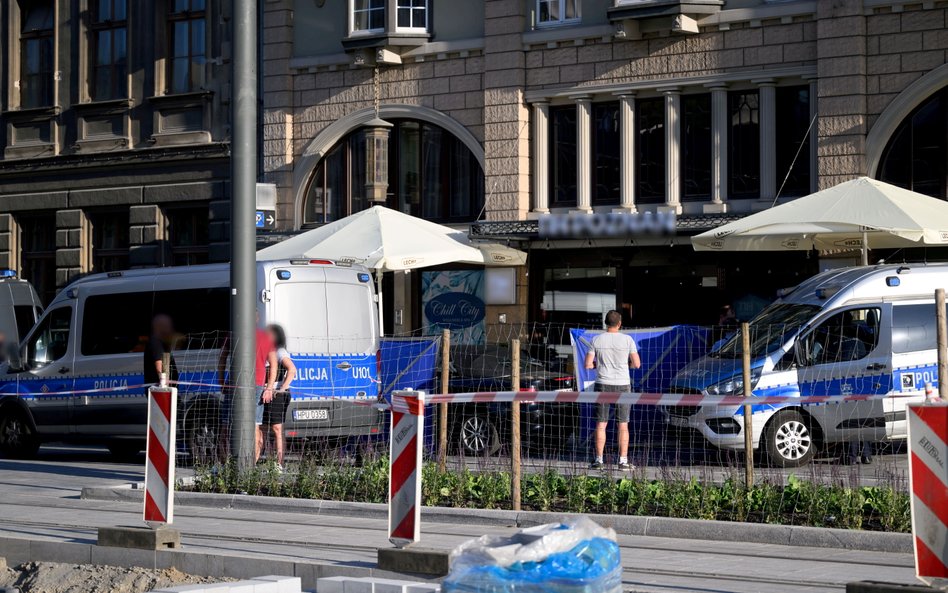 Policja na miejscu strzelaniny w okolicy jednego z hoteli przy ulicy Święty Marcin w Poznaniu