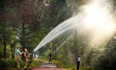 Strażacy w Holandii zmniejszają przesuszenie lasów starając się ograniczyć pożar, który wybuchł w ok