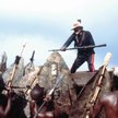 Kadr z filmu „Świt Zulu” (1979 r.) w reżyserii Douglasa Hickoxa