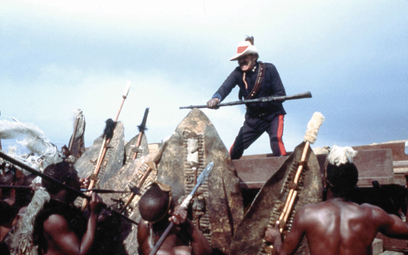 Kadr z filmu „Świt Zulu” (1979 r.) w reżyserii Douglasa Hickoxa