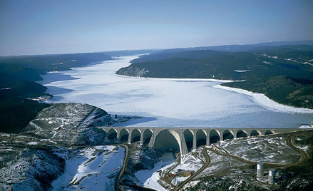 Tama Daniela Johnsona na rzece Manicouagan