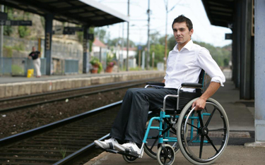 Niepełnosprawni: poprawa jakości obsługi podróżnych na dworcach PKP