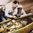 Howard Carter z egipskim pomocnikiem przy sarkofagu faraona Tutanchamona (1922 r.)