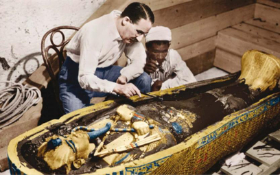 Howard Carter z egipskim pomocnikiem przy sarkofagu faraona Tutanchamona (1922 r.)