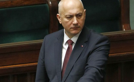 Brudziński wylądował na boisku helikopterem. Przerwano mecz