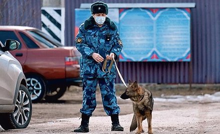 Przed łagrem w Pokrowie, gdzie więziony jest Nawalny