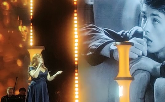 Sarah Schwab śpiewała w hołdzie Alainowi Delonowi