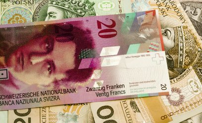 Nieważny kredyt, obowiązkowe polisy. Bank nie wszystko musi zwrócić frankowiczowi