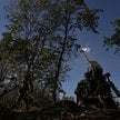 Ukraińscy żołnierze strzelają z haubicy w kierunku rosyjskich wojsk na linii frontu w obwodzie zapor