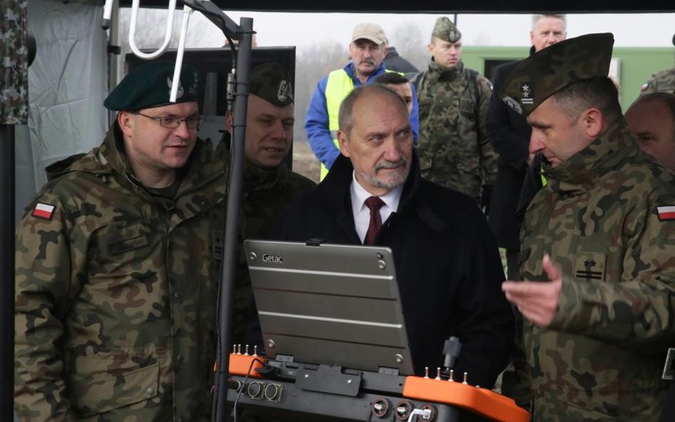 Minister obrony narodowej Antoni Macierewicz (C) obejrzał prezentację projektów najnowszych polskich