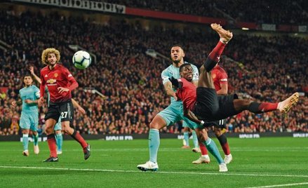 Francuz Paul Pogba, kapitan Manchesteru United, strzela na bramkę Newcastle. 6 października br. MU w