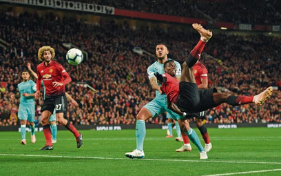 Francuz Paul Pogba, kapitan Manchesteru United, strzela na bramkę Newcastle. 6 października br. MU w