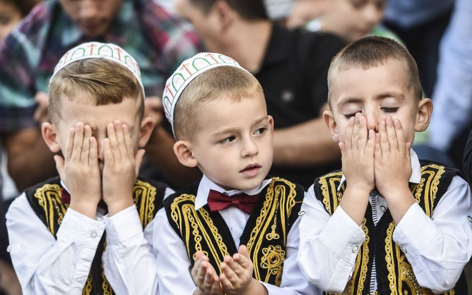 Młodzi muzułmanie biorący udział w modlitwie podczas obchodów świętego miesiąca Ramadan w meczecie w